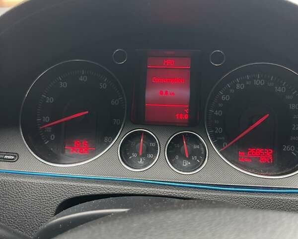 Серый Фольксваген Пассат, объемом двигателя 1.6 л и пробегом 275 тыс. км за 5600 $, фото 2 на Automoto.ua