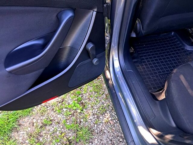 Серый Фольксваген Пассат, объемом двигателя 1.6 л и пробегом 298 тыс. км за 5950 $, фото 3 на Automoto.ua