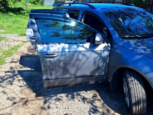 Серый Фольксваген Пассат, объемом двигателя 1.6 л и пробегом 298 тыс. км за 5950 $, фото 1 на Automoto.ua