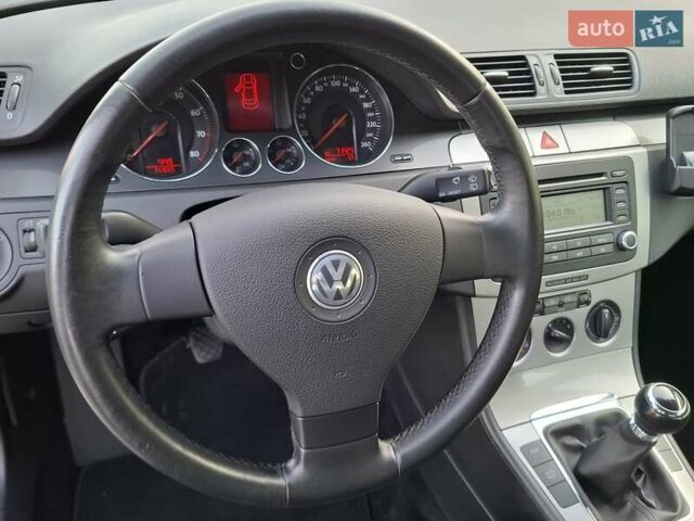Серый Фольксваген Пассат, объемом двигателя 1.6 л и пробегом 72 тыс. км за 6900 $, фото 35 на Automoto.ua