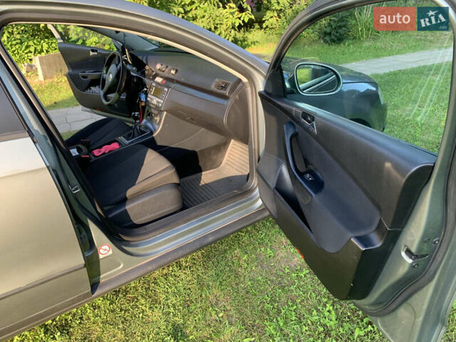 Серый Фольксваген Пассат, объемом двигателя 1.6 л и пробегом 222 тыс. км за 5550 $, фото 11 на Automoto.ua