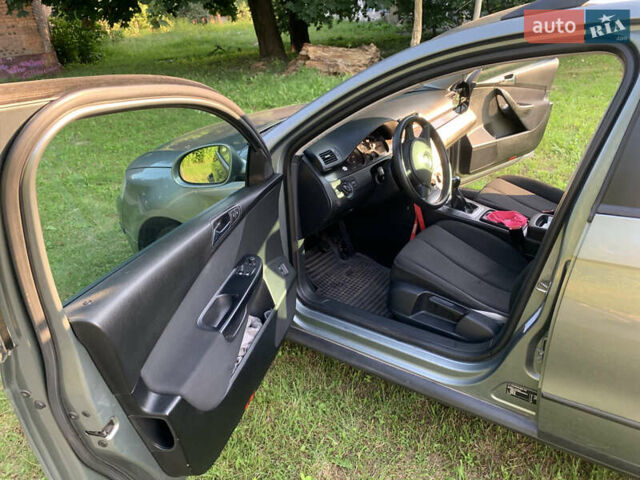 Серый Фольксваген Пассат, объемом двигателя 1.6 л и пробегом 222 тыс. км за 5550 $, фото 12 на Automoto.ua