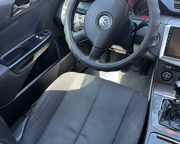 Сірий Фольксваген Пассат, об'ємом двигуна 1.6 л та пробігом 272 тис. км за 5500 $, фото 15 на Automoto.ua