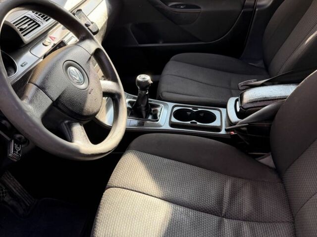 Сірий Фольксваген Пассат, об'ємом двигуна 2 л та пробігом 300 тис. км за 2800 $, фото 15 на Automoto.ua