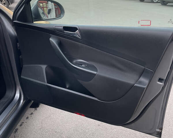 Сірий Фольксваген Пассат, об'ємом двигуна 1.98 л та пробігом 301 тис. км за 5450 $, фото 30 на Automoto.ua