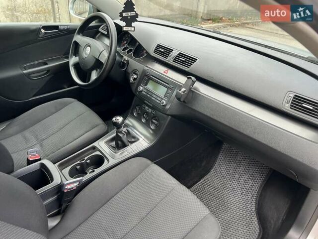 Серый Фольксваген Пассат, объемом двигателя 1.6 л и пробегом 235 тыс. км за 4750 $, фото 3 на Automoto.ua