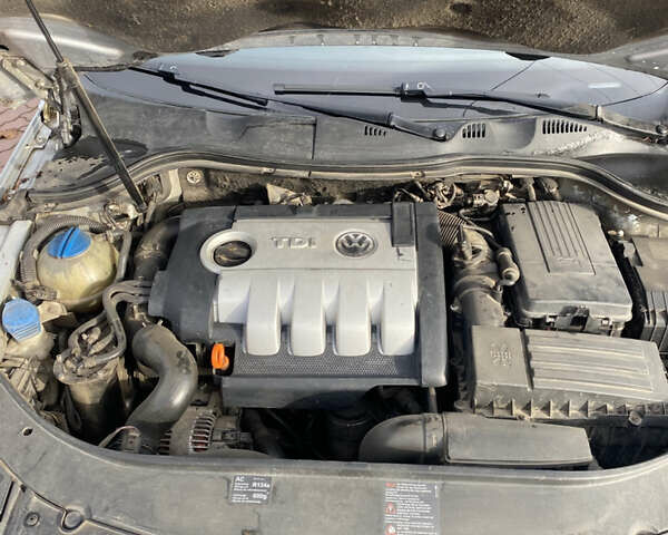 Серый Фольксваген Пассат, объемом двигателя 1.97 л и пробегом 350 тыс. км за 5600 $, фото 19 на Automoto.ua