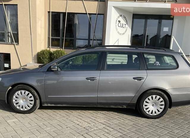 Серый Фольксваген Пассат, объемом двигателя 1.6 л и пробегом 238 тыс. км за 5200 $, фото 2 на Automoto.ua