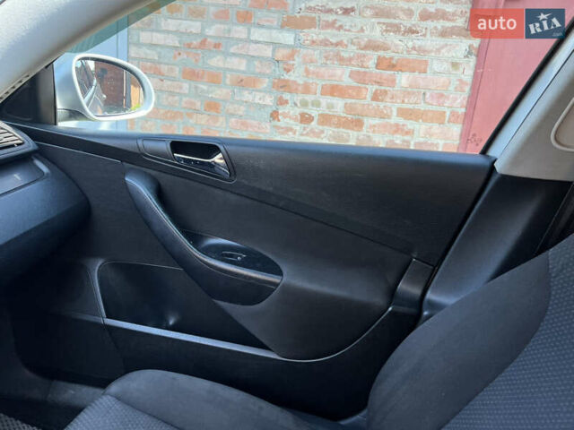 Сірий Фольксваген Пассат, об'ємом двигуна 1.6 л та пробігом 272 тис. км за 5500 $, фото 20 на Automoto.ua