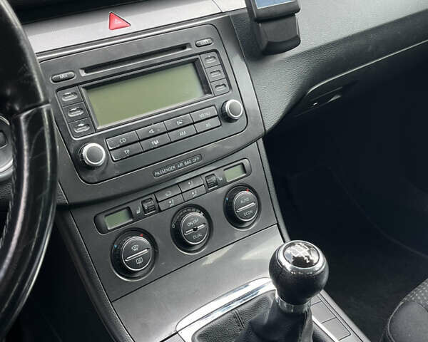 Сірий Фольксваген Пассат, об'ємом двигуна 1.6 л та пробігом 209 тис. км за 6300 $, фото 14 на Automoto.ua