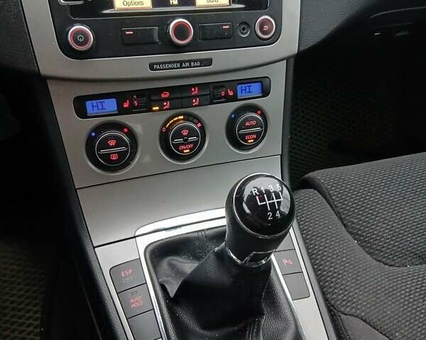 Серый Фольксваген Пассат, объемом двигателя 1.6 л и пробегом 249 тыс. км за 6650 $, фото 2 на Automoto.ua