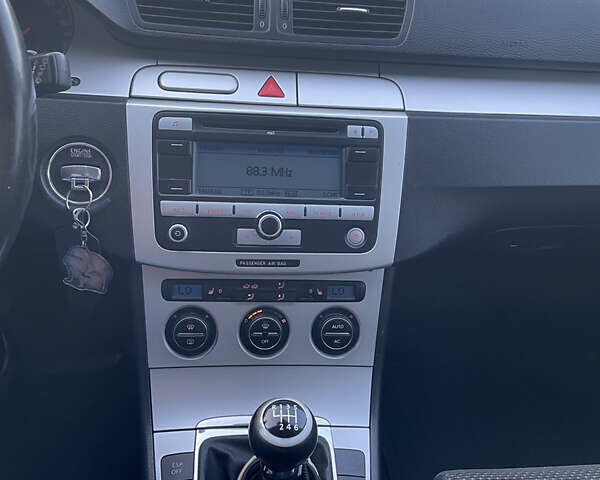 Серый Фольксваген Пассат, объемом двигателя 1.97 л и пробегом 382 тыс. км за 6399 $, фото 13 на Automoto.ua