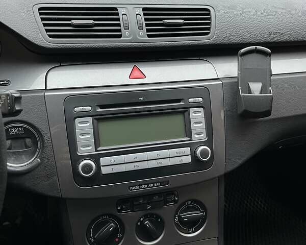 Серый Фольксваген Пассат, объемом двигателя 1.97 л и пробегом 285 тыс. км за 5800 $, фото 30 на Automoto.ua