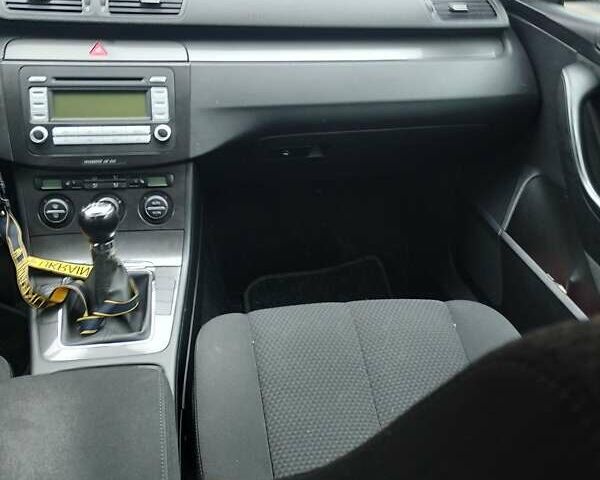 Серый Фольксваген Пассат, объемом двигателя 1.6 л и пробегом 243 тыс. км за 7800 $, фото 66 на Automoto.ua