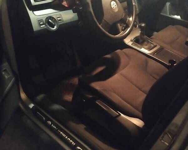 Серый Фольксваген Пассат, объемом двигателя 1.97 л и пробегом 386 тыс. км за 5600 $, фото 2 на Automoto.ua