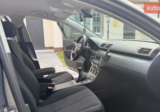 Сірий Фольксваген Пассат, об'ємом двигуна 1.6 л та пробігом 253 тис. км за 6300 $, фото 19 на Automoto.ua