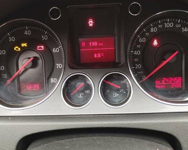 Серый Фольксваген Пассат, объемом двигателя 1.6 л и пробегом 243 тыс. км за 7800 $, фото 90 на Automoto.ua