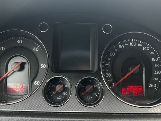 Серый Фольксваген Пассат, объемом двигателя 2 л и пробегом 225 тыс. км за 5700 $, фото 6 на Automoto.ua