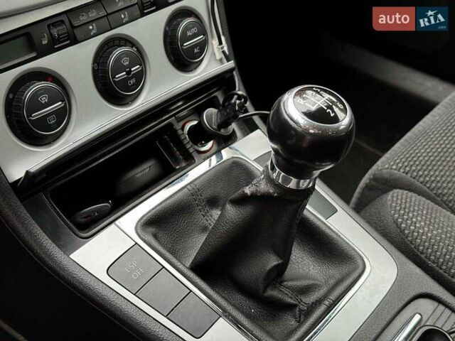 Сірий Фольксваген Пассат, об'ємом двигуна 1.8 л та пробігом 249 тис. км за 5990 $, фото 17 на Automoto.ua