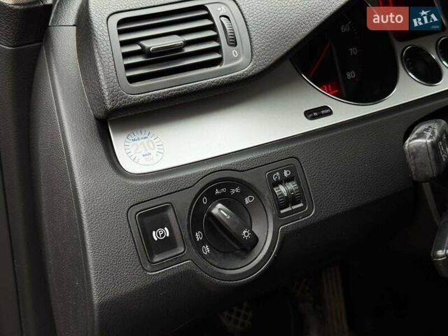 Сірий Фольксваген Пассат, об'ємом двигуна 1.8 л та пробігом 249 тис. км за 5990 $, фото 13 на Automoto.ua