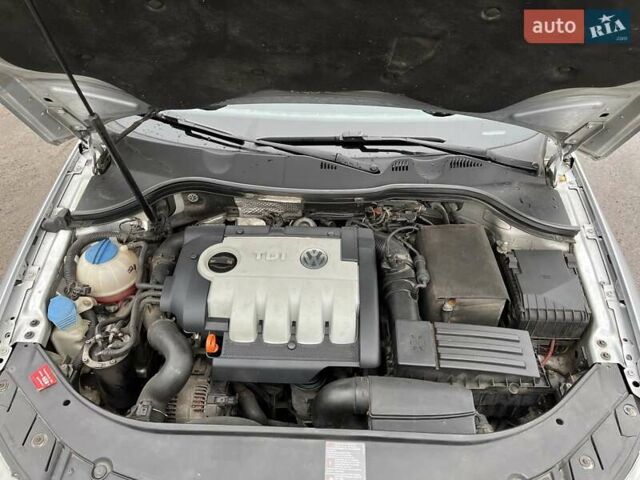 Серый Фольксваген Пассат, объемом двигателя 1.97 л и пробегом 285 тыс. км за 5800 $, фото 26 на Automoto.ua