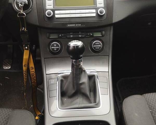 Серый Фольксваген Пассат, объемом двигателя 1.6 л и пробегом 243 тыс. км за 7800 $, фото 46 на Automoto.ua