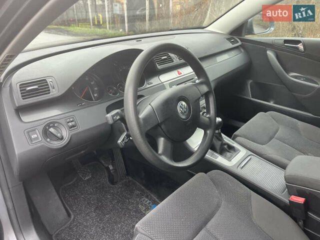 Серый Фольксваген Пассат, объемом двигателя 1.6 л и пробегом 142 тыс. км за 7450 $, фото 31 на Automoto.ua