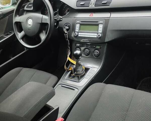 Серый Фольксваген Пассат, объемом двигателя 1.6 л и пробегом 243 тыс. км за 7800 $, фото 82 на Automoto.ua