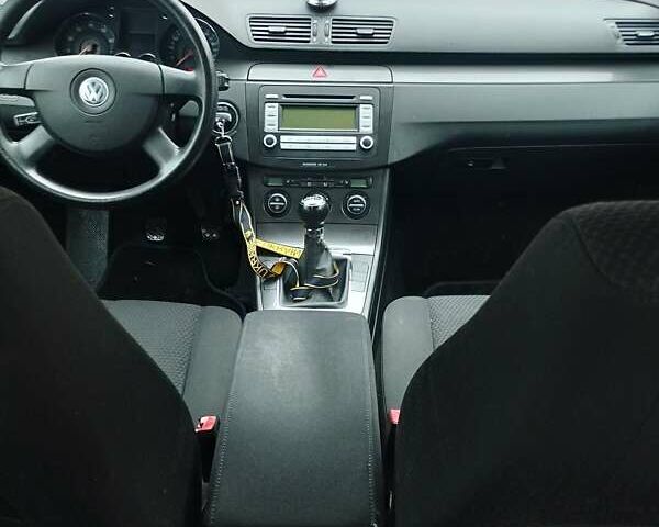 Серый Фольксваген Пассат, объемом двигателя 1.6 л и пробегом 243 тыс. км за 7800 $, фото 68 на Automoto.ua