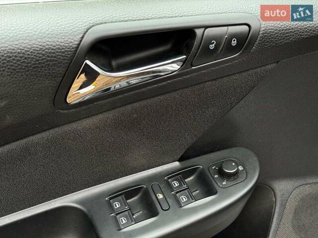 Сірий Фольксваген Пассат, об'ємом двигуна 1.8 л та пробігом 249 тис. км за 5990 $, фото 12 на Automoto.ua