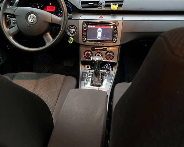 Серый Фольксваген Пассат, объемом двигателя 1.97 л и пробегом 250 тыс. км за 7800 $, фото 9 на Automoto.ua