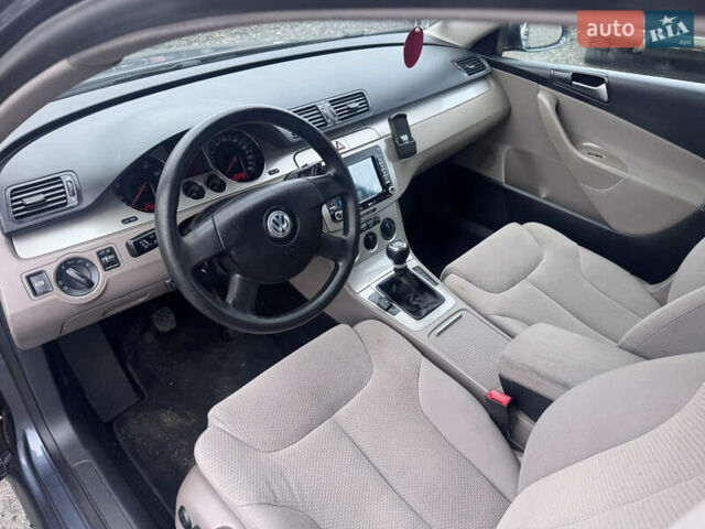 Серый Фольксваген Пассат, объемом двигателя 1.6 л и пробегом 243 тыс. км за 6450 $, фото 31 на Automoto.ua