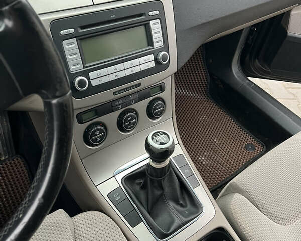 Серый Фольксваген Пассат, объемом двигателя 1.9 л и пробегом 305 тыс. км за 6600 $, фото 14 на Automoto.ua