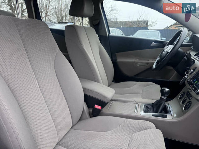 Серый Фольксваген Пассат, объемом двигателя 1.6 л и пробегом 243 тыс. км за 6450 $, фото 37 на Automoto.ua