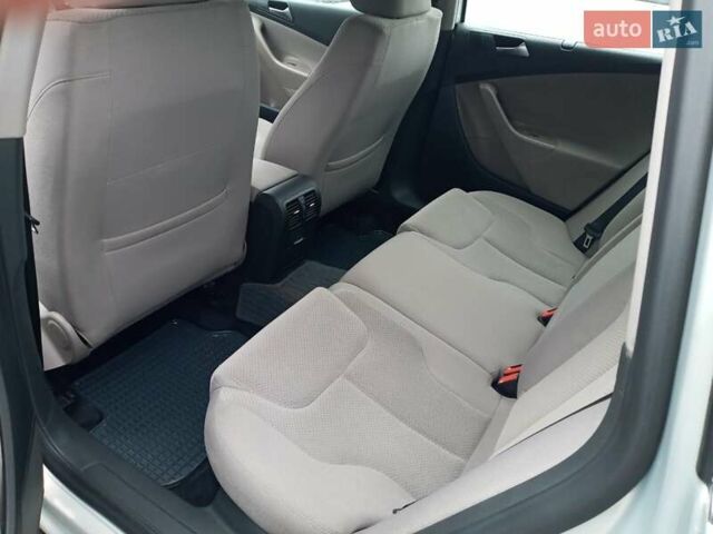 Серый Фольксваген Пассат, объемом двигателя 1.8 л и пробегом 215 тыс. км за 6600 $, фото 17 на Automoto.ua