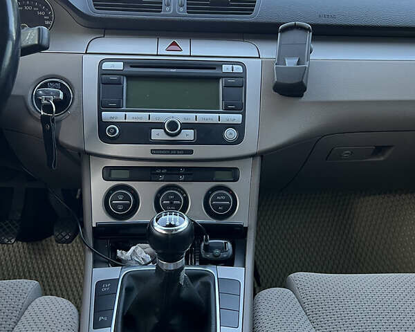 Серый Фольксваген Пассат, объемом двигателя 1.4 л и пробегом 256 тыс. км за 6800 $, фото 7 на Automoto.ua