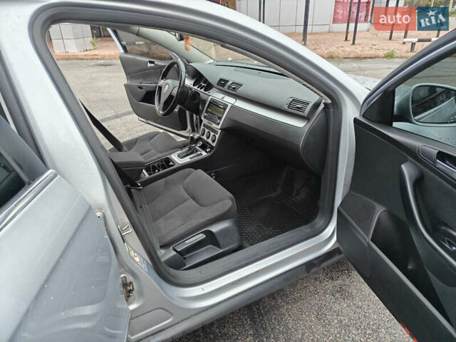 Серый Фольксваген Пассат, объемом двигателя 3.2 л и пробегом 300 тыс. км за 5400 $, фото 2 на Automoto.ua