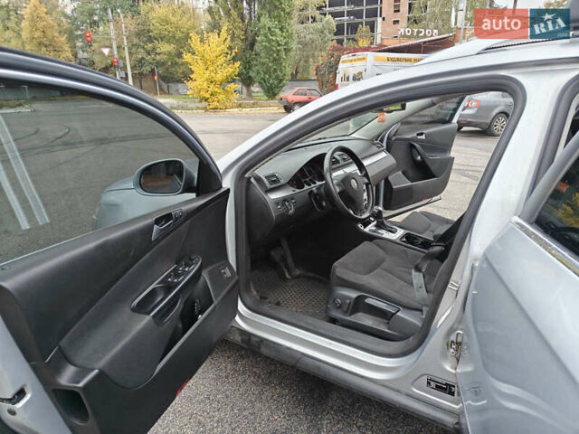 Серый Фольксваген Пассат, объемом двигателя 3.2 л и пробегом 300 тыс. км за 5400 $, фото 4 на Automoto.ua