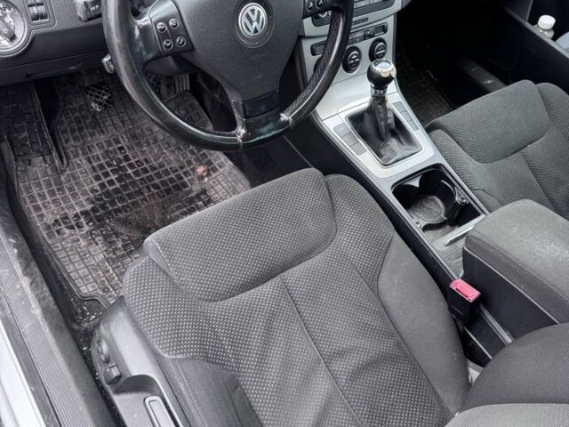 Серый Фольксваген Пассат, объемом двигателя 1.6 л и пробегом 261 тыс. км за 2299 $, фото 8 на Automoto.ua