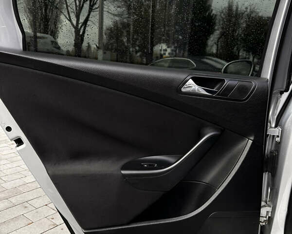 Серый Фольксваген Пассат, объемом двигателя 1.97 л и пробегом 349 тыс. км за 4850 $, фото 39 на Automoto.ua