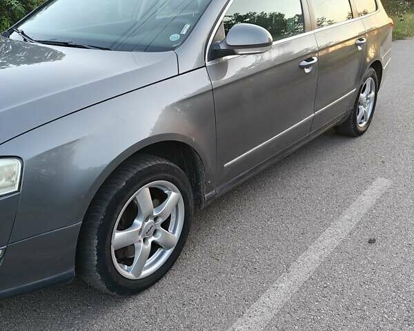 Серый Фольксваген Пассат, объемом двигателя 2 л и пробегом 304 тыс. км за 4900 $, фото 1 на Automoto.ua