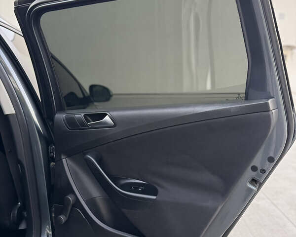 Сірий Фольксваген Пассат, об'ємом двигуна 1.97 л та пробігом 377 тис. км за 6500 $, фото 31 на Automoto.ua