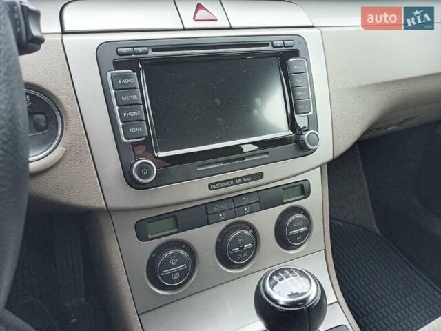 Серый Фольксваген Пассат, объемом двигателя 1.8 л и пробегом 215 тыс. км за 6600 $, фото 13 на Automoto.ua