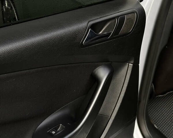 Серый Фольксваген Пассат, объемом двигателя 1.97 л и пробегом 349 тыс. км за 4850 $, фото 38 на Automoto.ua