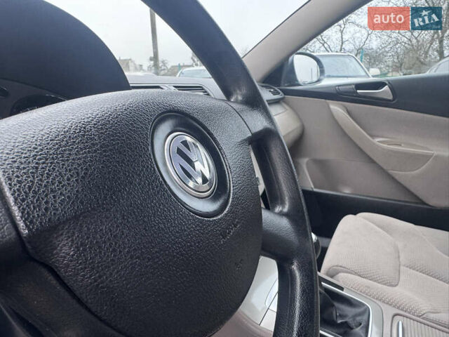 Серый Фольксваген Пассат, объемом двигателя 1.6 л и пробегом 243 тыс. км за 6450 $, фото 27 на Automoto.ua