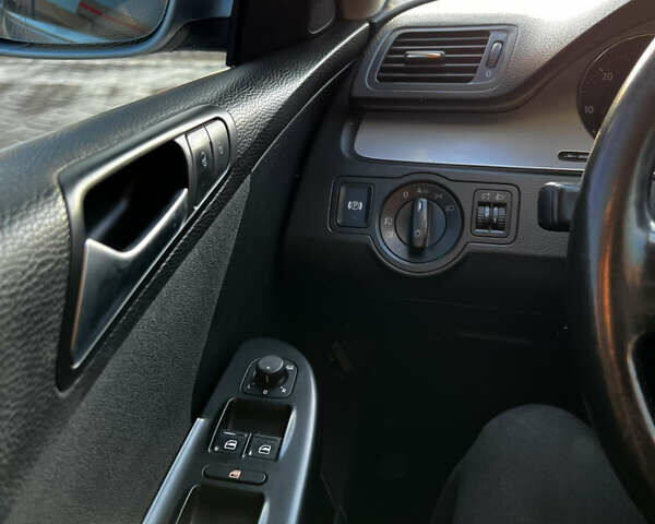 Серый Фольксваген Пассат, объемом двигателя 1.97 л и пробегом 359 тыс. км за 5999 $, фото 4 на Automoto.ua