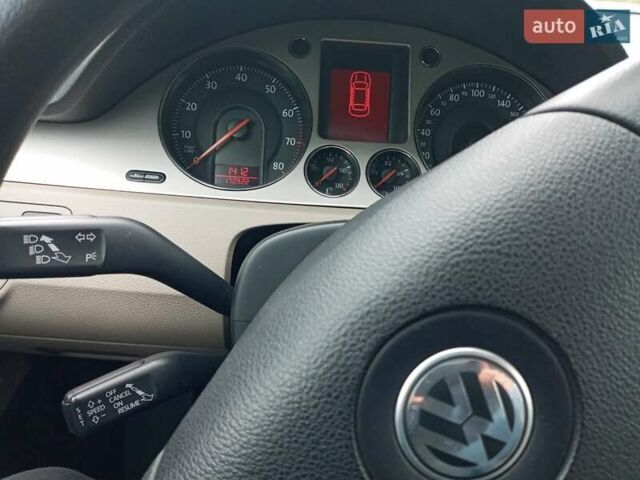 Серый Фольксваген Пассат, объемом двигателя 1.8 л и пробегом 215 тыс. км за 6600 $, фото 6 на Automoto.ua