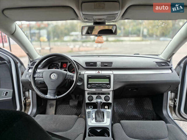 Серый Фольксваген Пассат, объемом двигателя 3.2 л и пробегом 300 тыс. км за 5400 $, фото 1 на Automoto.ua