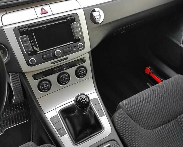 Серый Фольксваген Пассат, объемом двигателя 1.6 л и пробегом 262 тыс. км за 7000 $, фото 39 на Automoto.ua