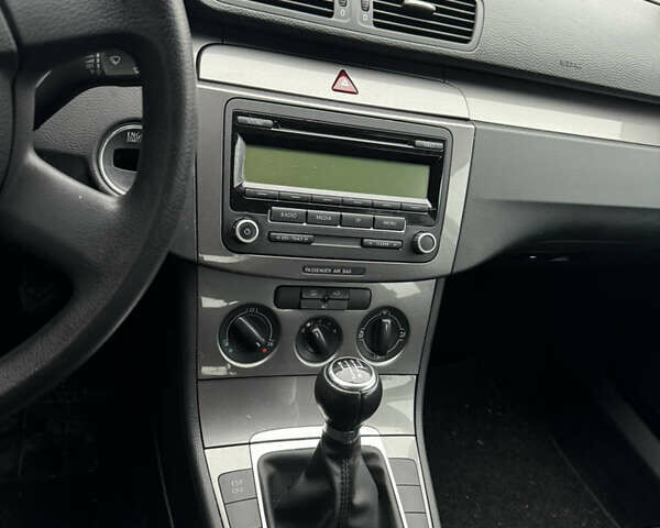 Сірий Фольксваген Пассат, об'ємом двигуна 1.6 л та пробігом 218 тис. км за 5399 $, фото 24 на Automoto.ua